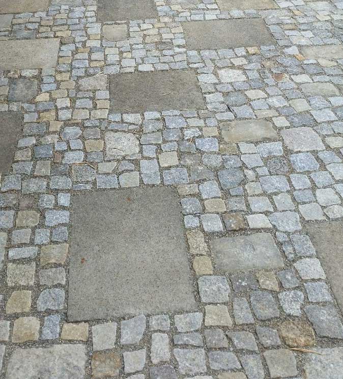 Aus alt mach neu – Belagskombination Granitpflaster und alte Betonplatten kombiniert