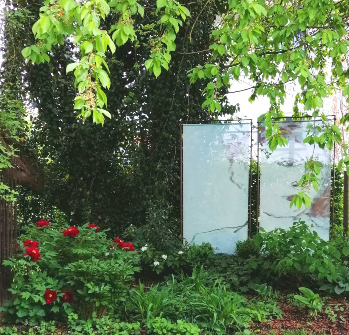 Die Pfingstrose bekommt ihren Auftritt in der rostigen Feuerschale. Staudenpracht aus Iris, Lilien und Mohn. Eine unauffällige Schönheit: Der Storchschnabel.