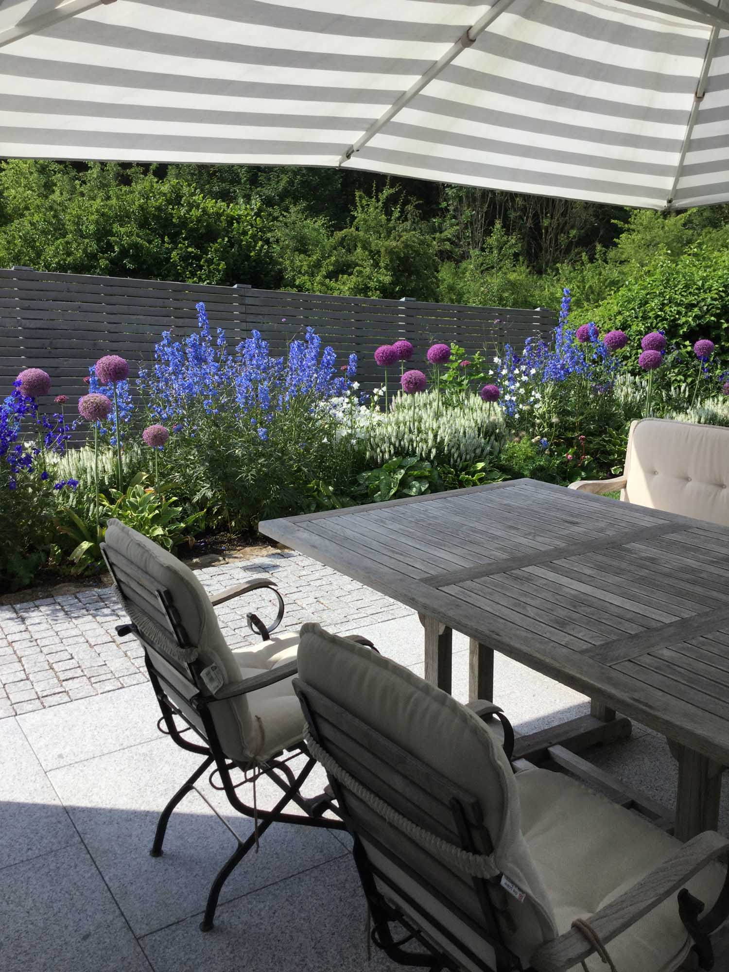 Gartenterrasse mit prächtigem Staudenbeet